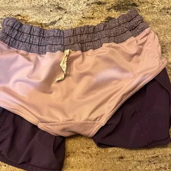 Lululemon Women's Tracker Purple Shorts, size 4 - Picture 3 of 4